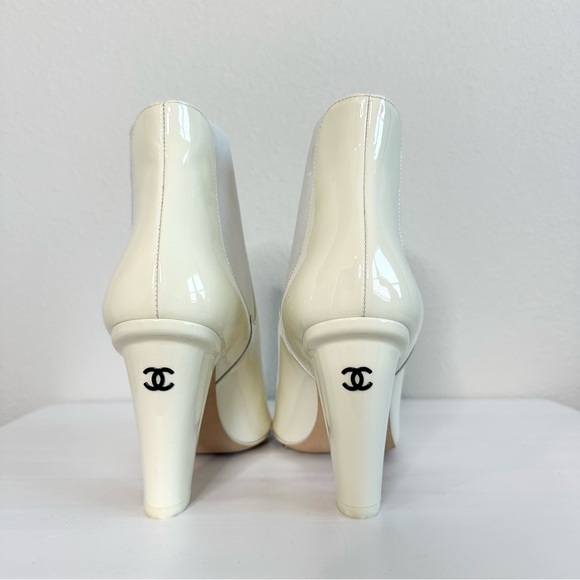 Chanel 2022 Interlocking CC Logo Chelsea Boots - Picture 5 of 13
